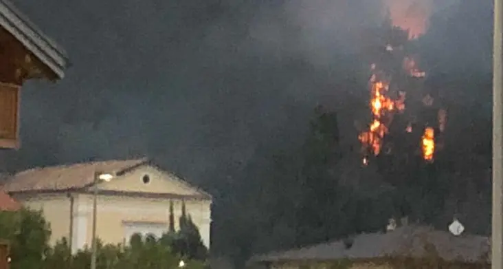Furioso incendio a Sarche: vigili del fuoco al lavoro
