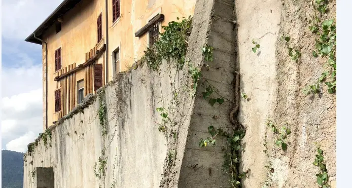 Piovono massi dalle mura di Castel Malosco