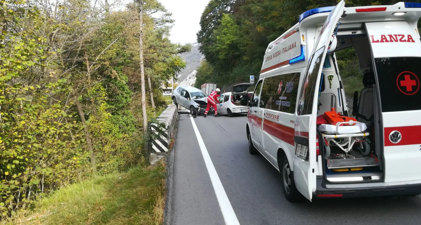 Scontro frontale a Ponte Arche: due feriti e traffico in tilt