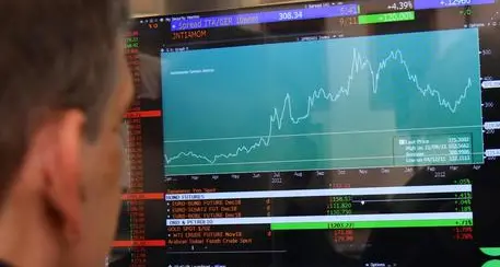 Spread Btp/Bund vola a 340 Milano giù con le banche