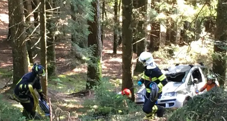 Scontro tra due auto Una finisce nel bosco