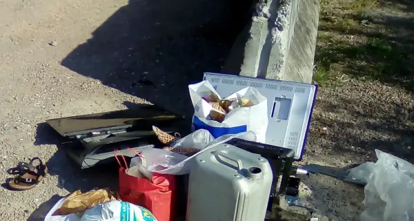 Rifiuti al capolinea del bus Degrado a Roncafort