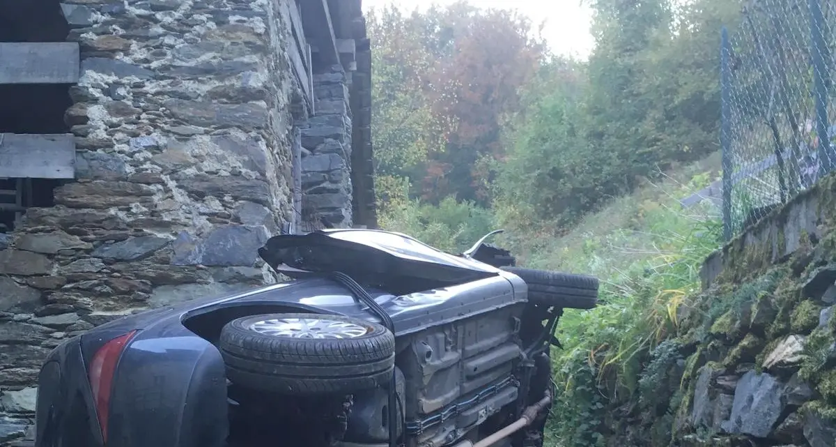 Rotola per 40 metri con l'auto, salva
