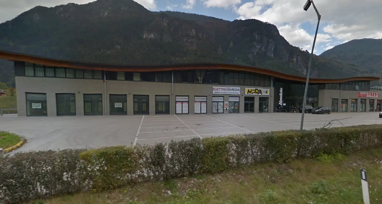 Ragazza cade all'esterno di un locale: Zuclo, ferita dopo un volo di sei metri