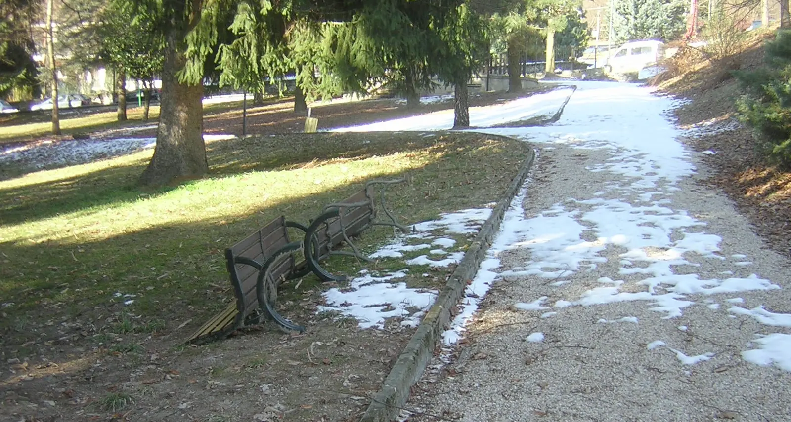 Parchi abbandonati e in mano alle zecche