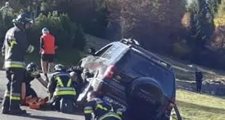 Suv in bilico sul bordo «salvato» dai vigili del fuoco