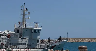 Nave di migranti ferma a Pozzallo Salvini: «Si scordino l'Italia»