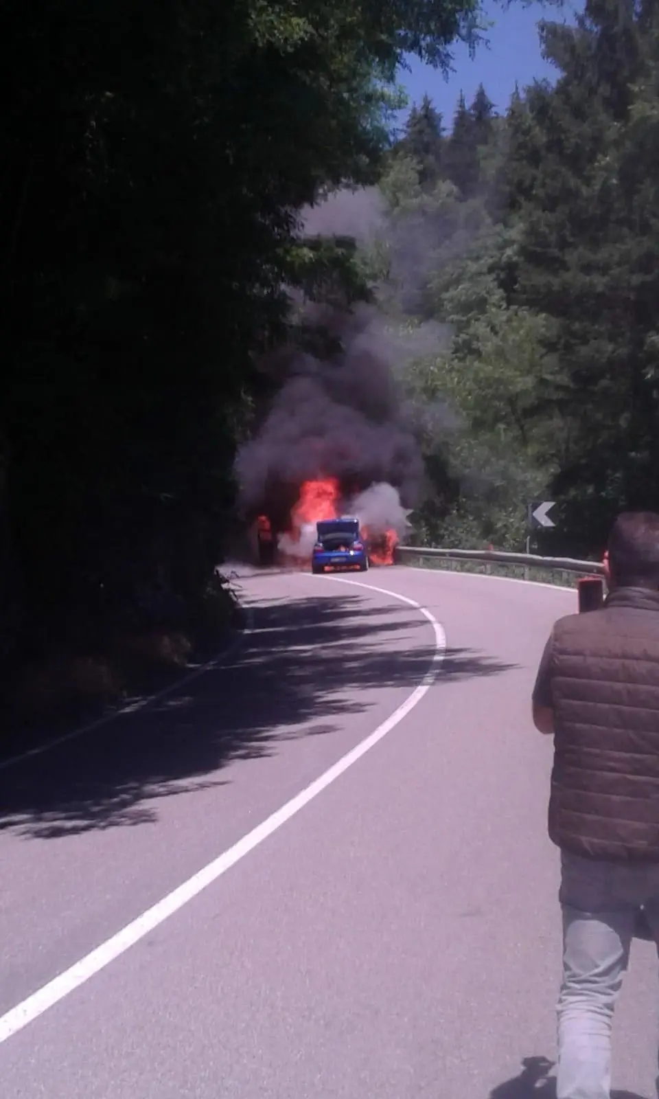 Fornace, scontro frontale a Valle Una delle auto in fiamme, un ferito