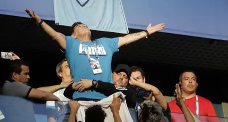 Mondiali, Maradona in tribuna Malore? «Ora sto bene»