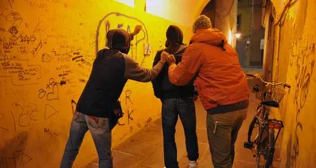 Risse su appuntamento a Piacenza, 63 giovani identificati