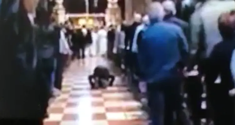 Entra in Duomo ubriaco e si mette a pregare Allah