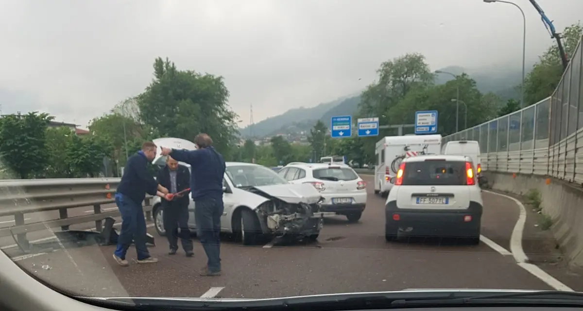 Bus de Vela e tangenziale in crisi per due incidenti