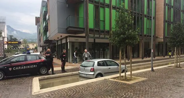 Albere, prima una poi un'altra Due auto finiscono nel canale