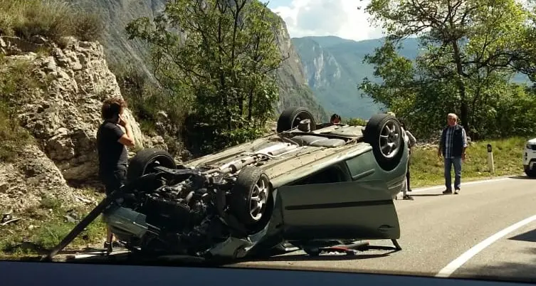 Incidente alla Rocchetta, un’auto ribaltata Tra i feriti un bambino di 11 anni