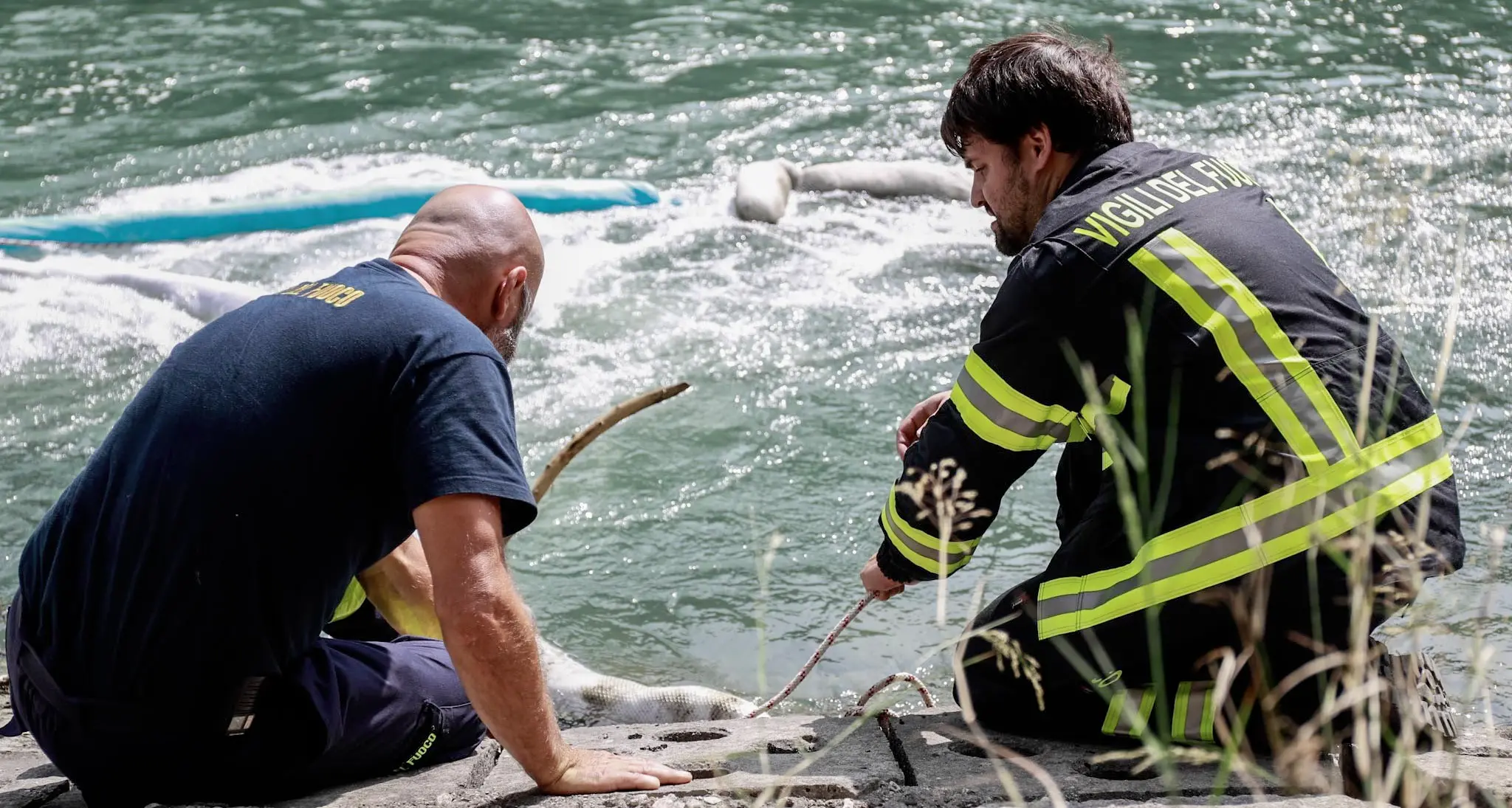 Attraversa il Sarca ma resta in balia delle acque