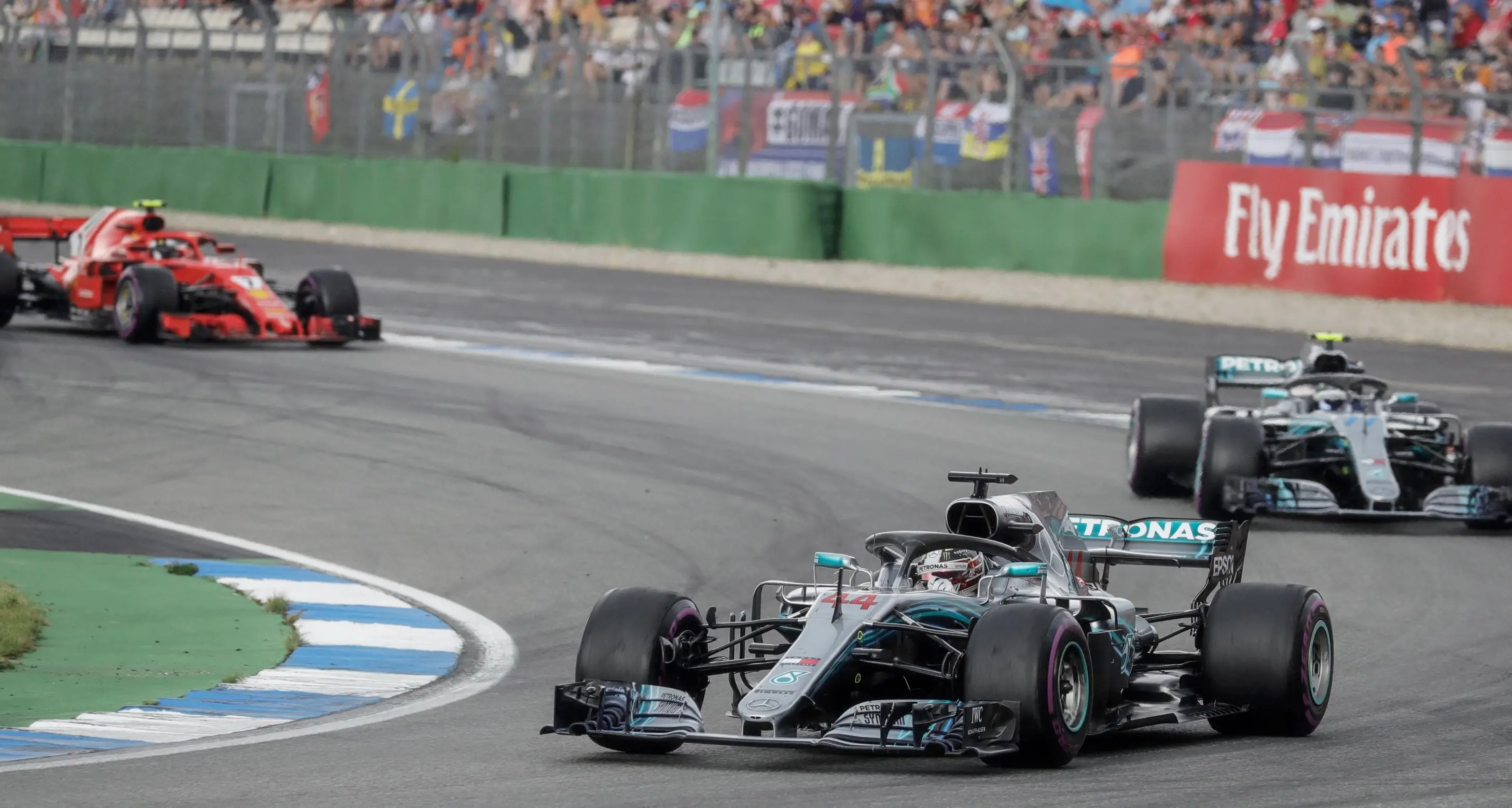 Hamilton, super rimonta e vittoria Vettel, in testa, contro un muro