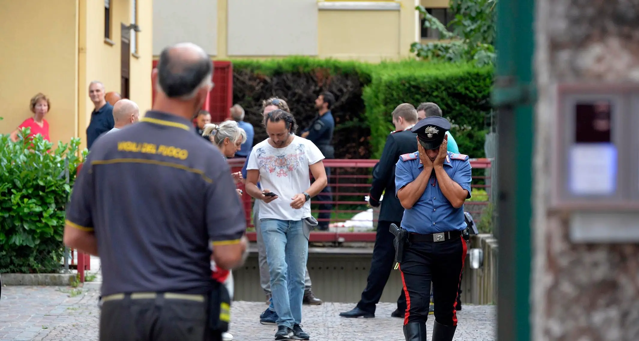 Colpisce la moglie e si uccide gettandosi dal balcone La donna, 85 anni, ferita con un martello