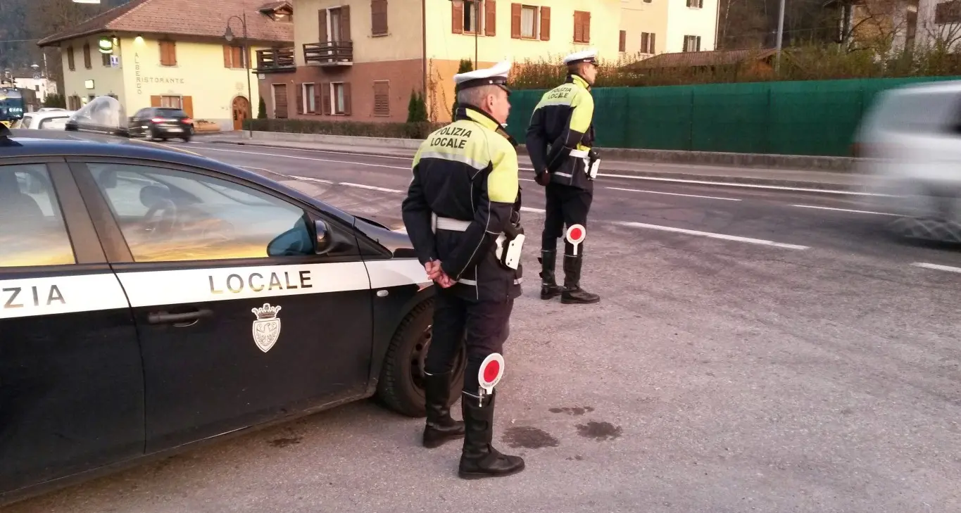 Con l'auto del Comune va in giro in orario di lavoro: denunciato, però va in pensione