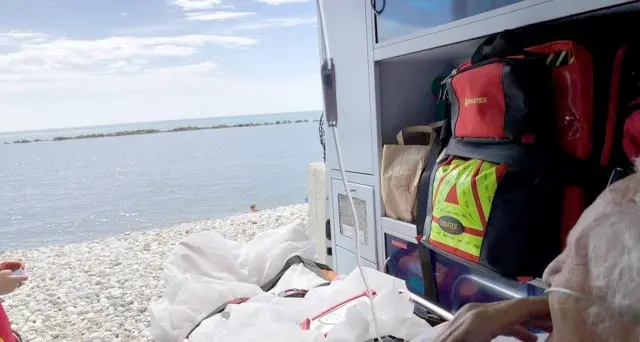 «Voglio vedere il mio mare» L'ambulanza si ferma in spiaggia
