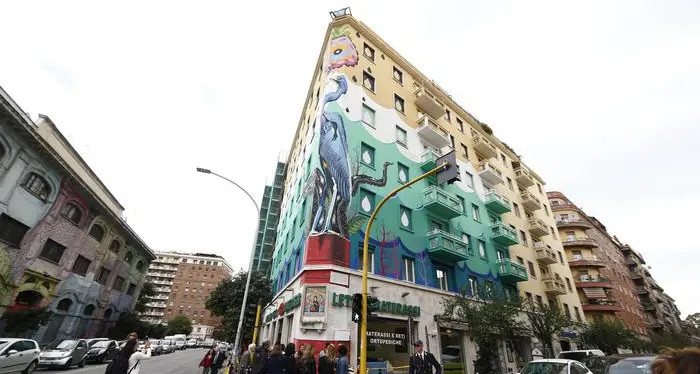 A Romas il murales «mangia smog» più grande d'Europa