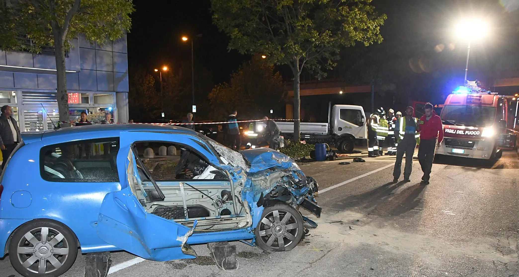 Incidente ieri in via Maccani: scontro tra auto e camion