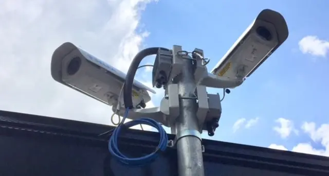 Ruba portafoglio dall'auto Incastrata dalle telecamere