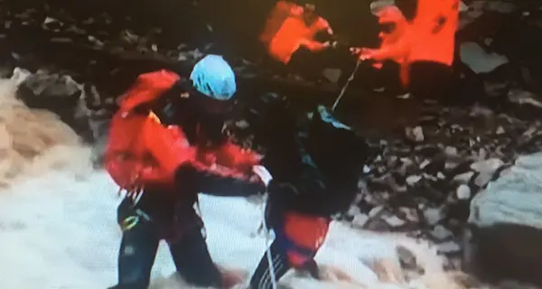Quattro escursionisti e tre vigili del fuoco bloccati lungo la strada del Manghen