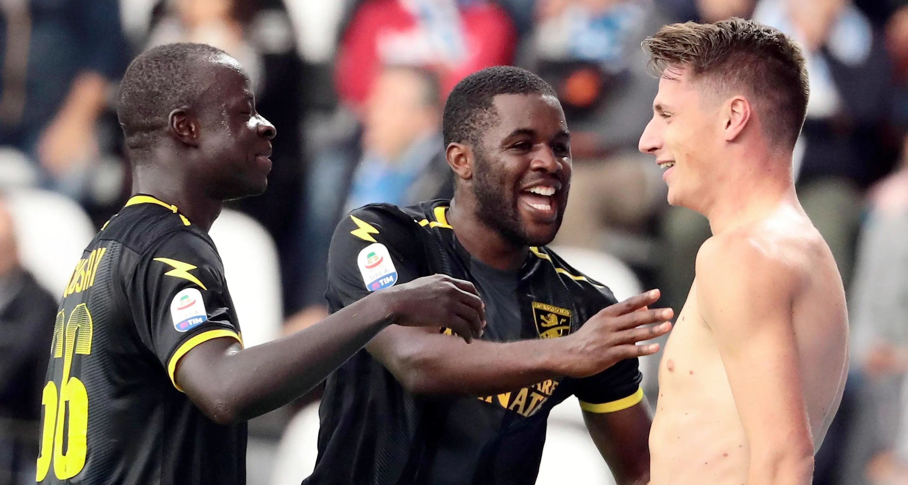 Bomber Pinamonti in gol: il boato dei tifosi del Frosinone - VIDEO