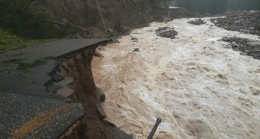 Maltempo: al Manghen crolla la strada