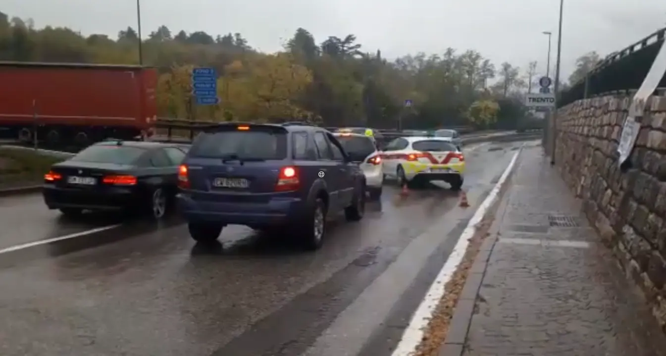 Maltempo, strade chiuse nel capoluogo: inagibile il tratto tra piazza Venezia e San Donà