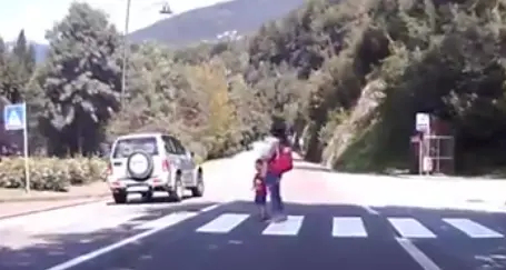 Doppio sorpasso all'auto ferma alle strisce - Video