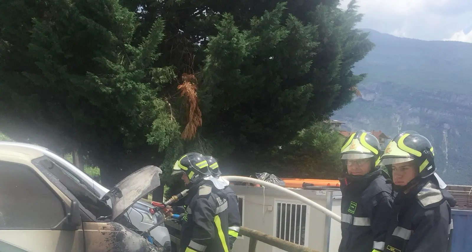 Cimone, allarme incendio: furgone in fiamme a Covelo
