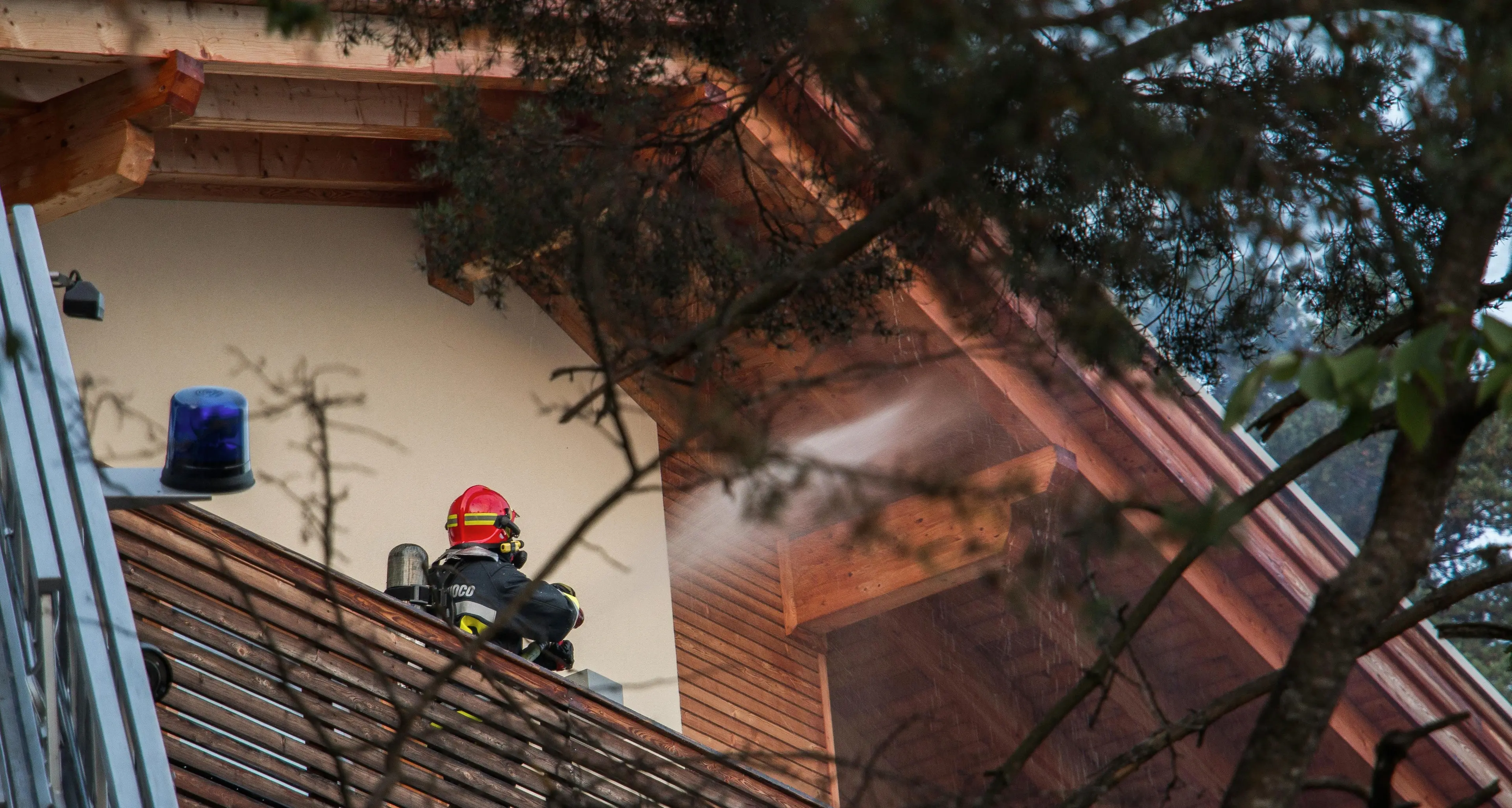 Folgaria, allarme incendio in via del Parco