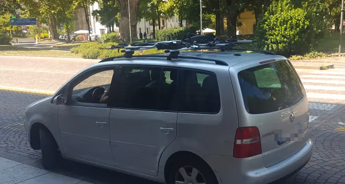 Urta un'auto e poi riparte «Pirata» in fuga in città