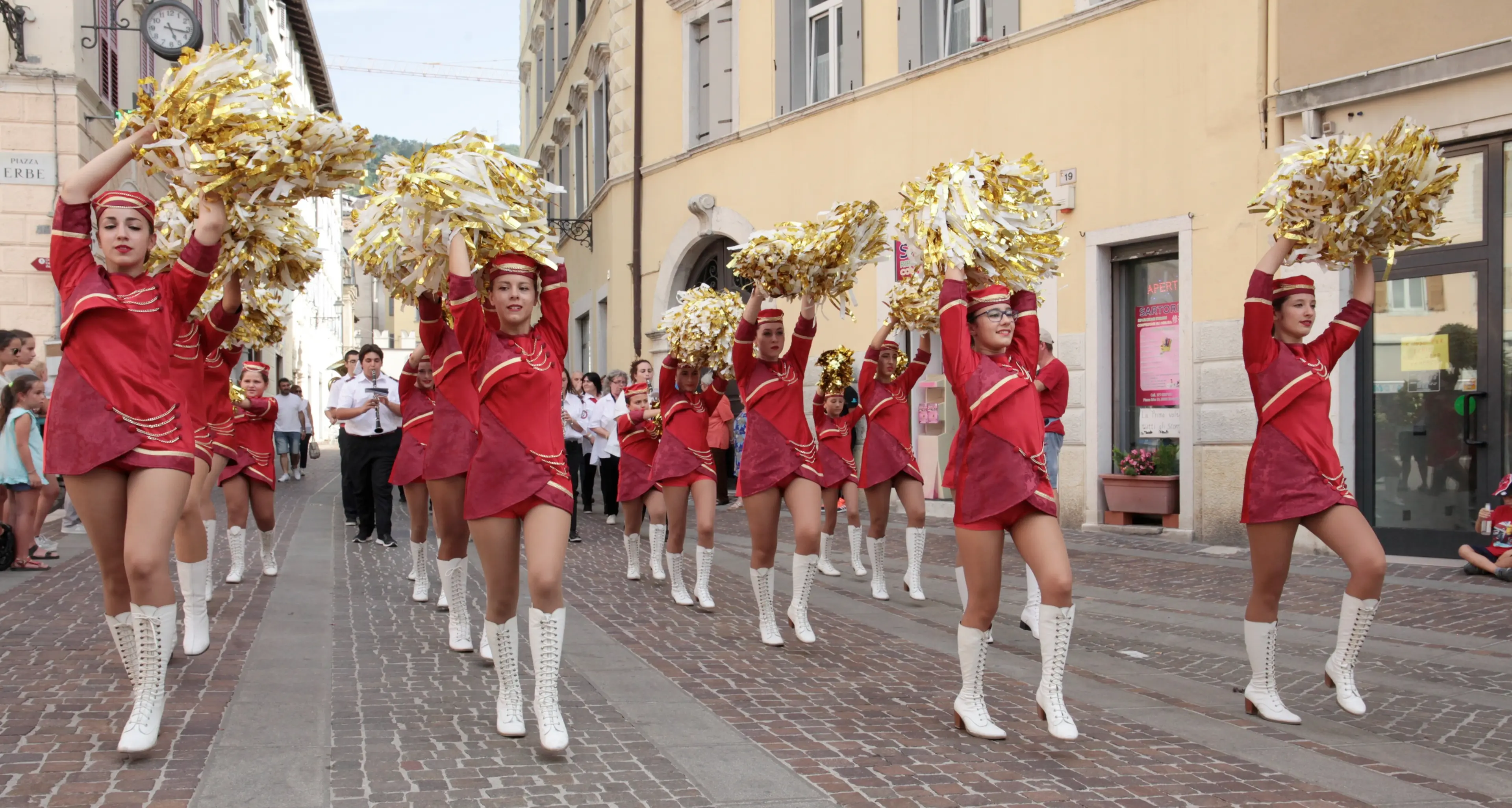 Rovereto, bande e majorettes si prendono la città