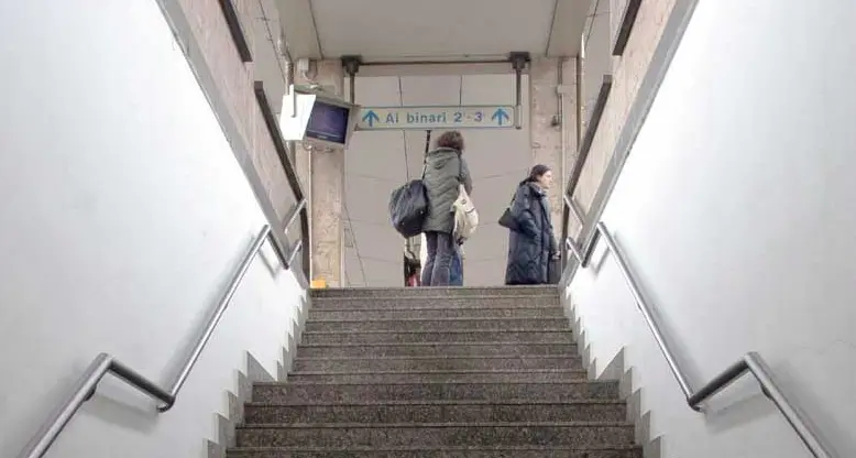 Cade dalle scale in stazione e chiede 21mila euro