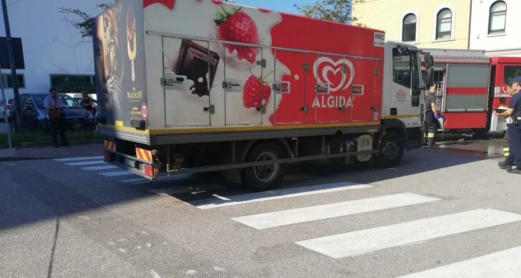 Donna investita dal camion mentre passa sulle strisce