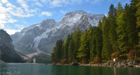 Molti turisti, strada per Braies chiusa dalle ore 10.30 alle 14