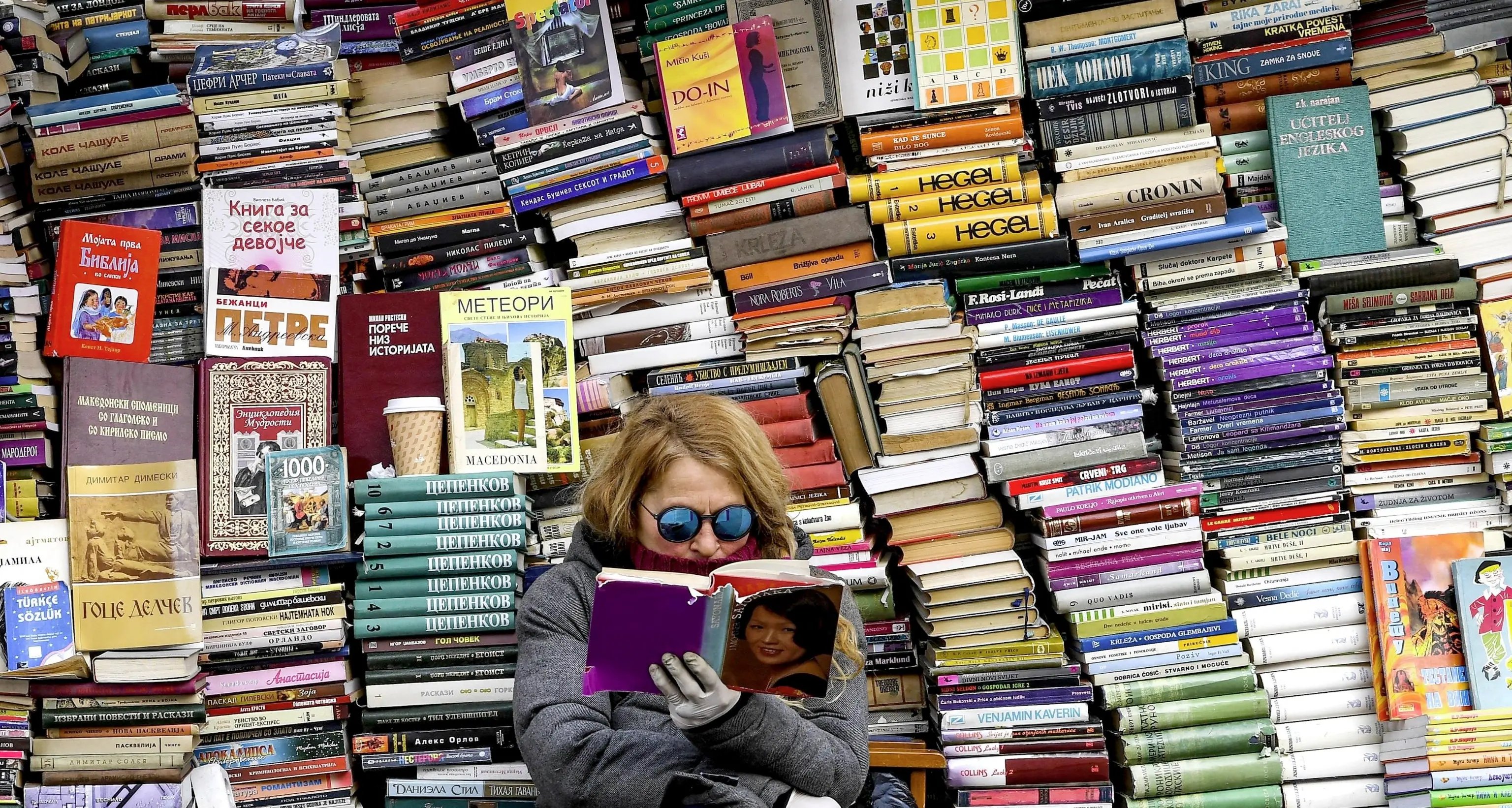 La biblioteca che resiste e porta a casa libri e dvd