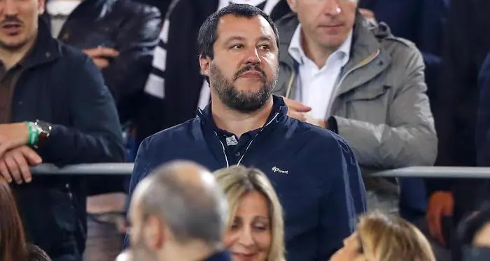 Salvini allo stadio con brand Casapound, è polemica