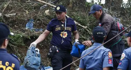 Filippine, van cade in burrone: 14 morti