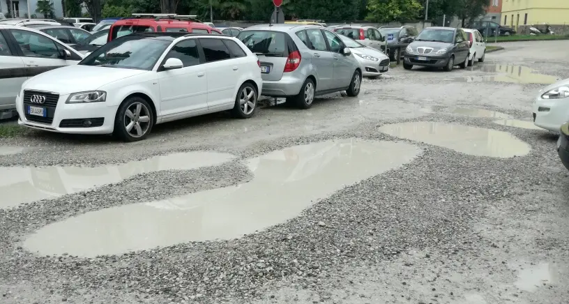 Riva, piove e l'acqua invade il parcheggio