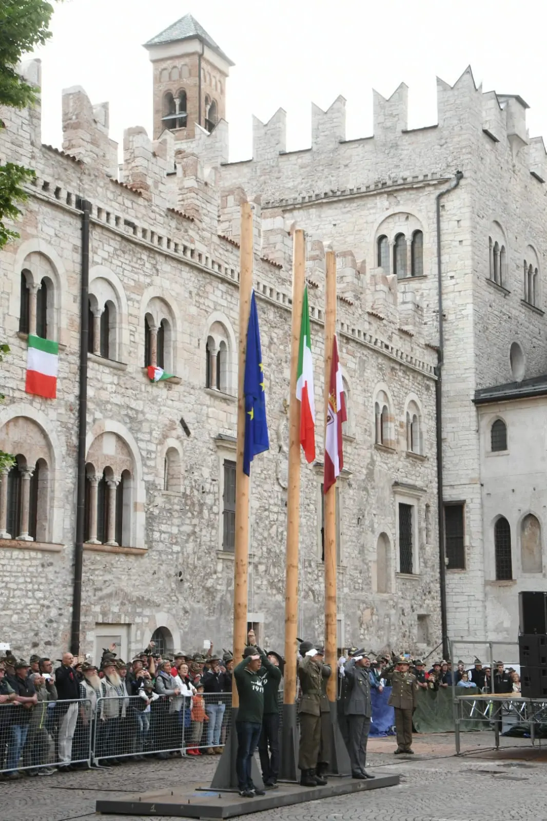 Alzabandiera in piazza Duomo L'Adunata degli alpini è iniziata