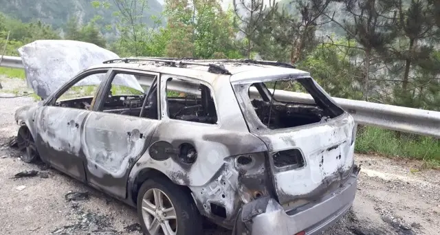 Auto in fiamme al Limarò Accosta e si mette in salvo