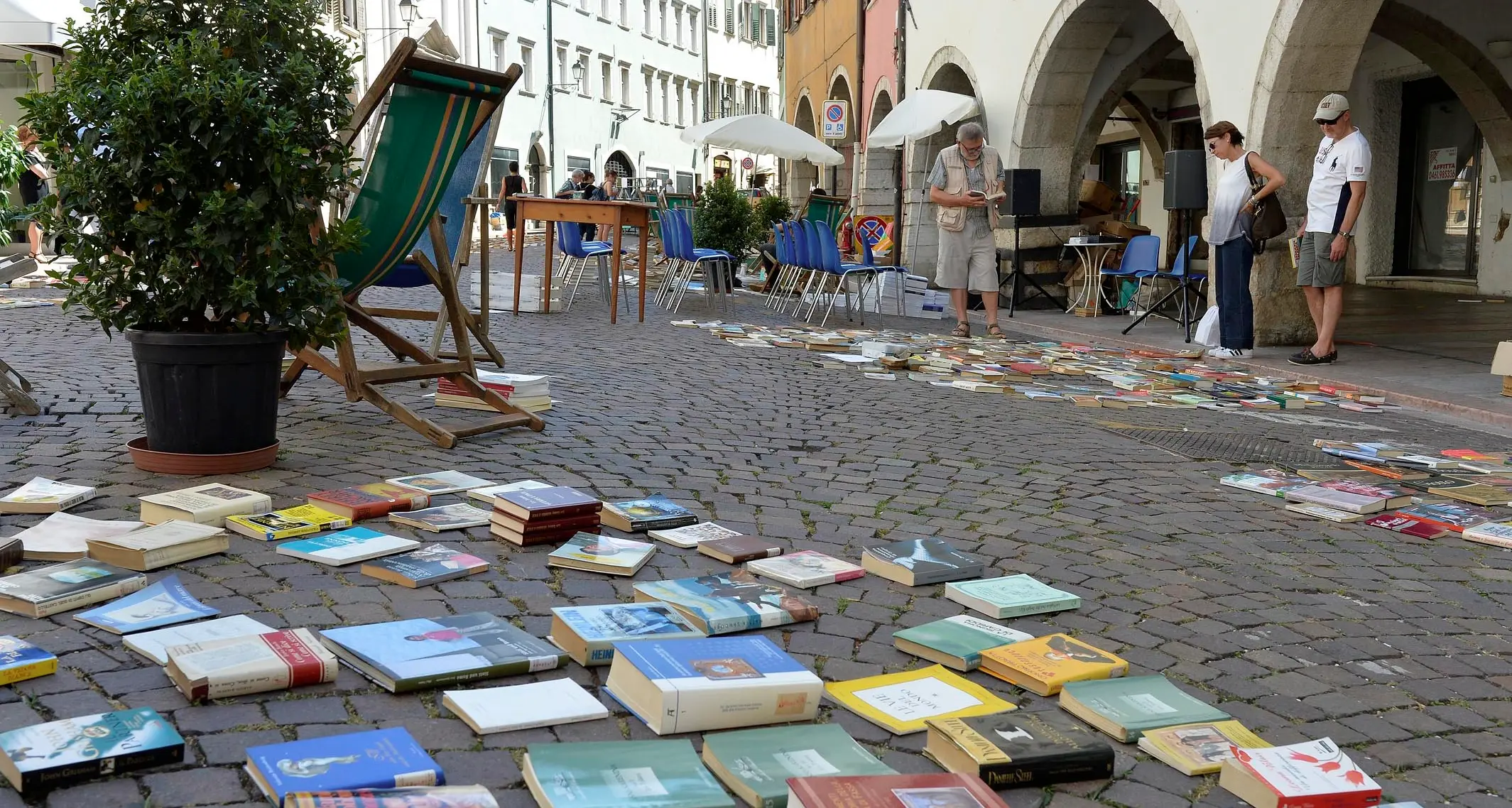 Via Suffragio, una strada di libri Diecimila volumi a disposizione di tutti