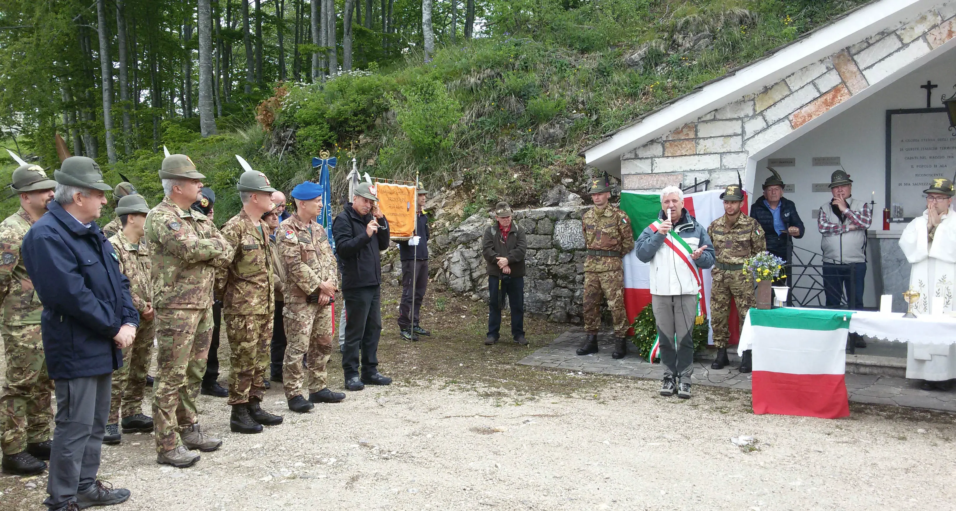 Alpini e Memores insieme a passo Buole