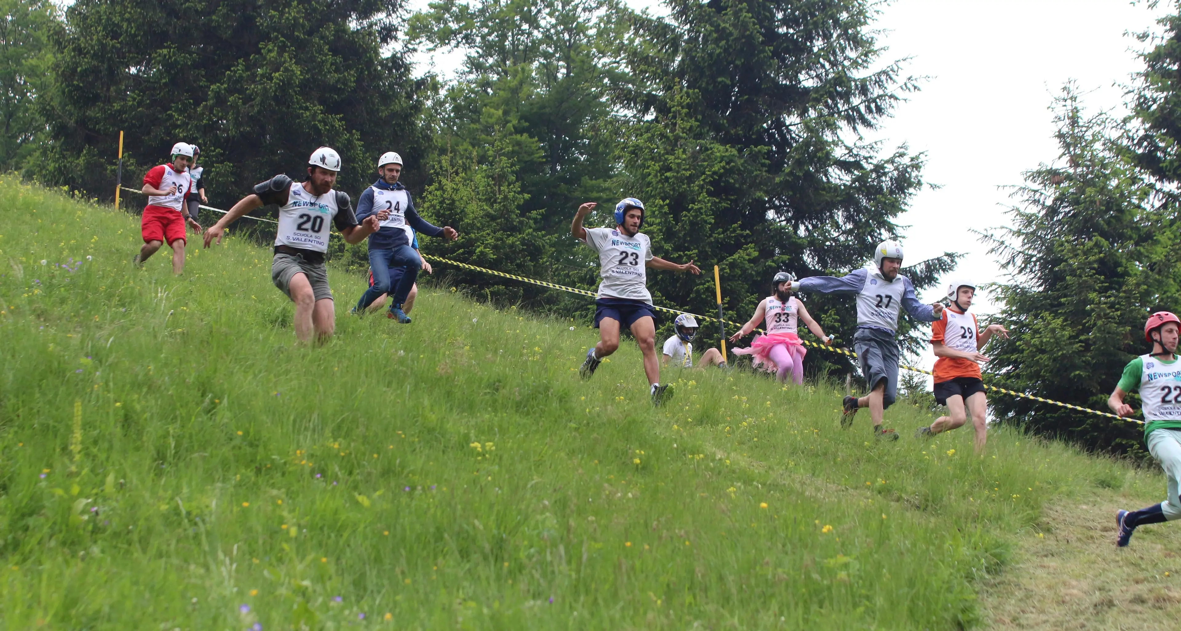 Il popolo del cheeserolling si è «preso» l'altopiano Una folla tra sport estremo goliardia e divertimento