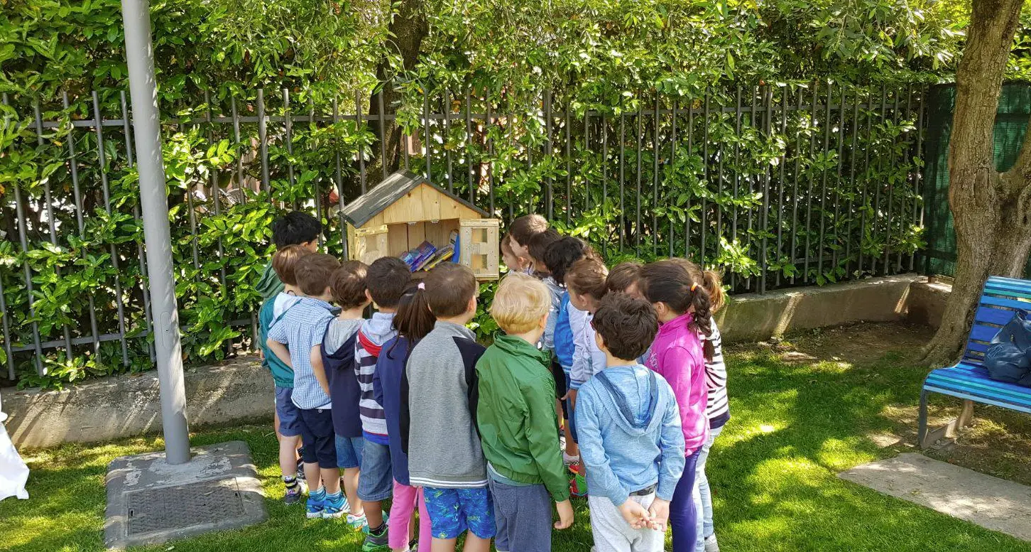 Al parco giochi di Torbole, la casetta per lo scambio dei libri