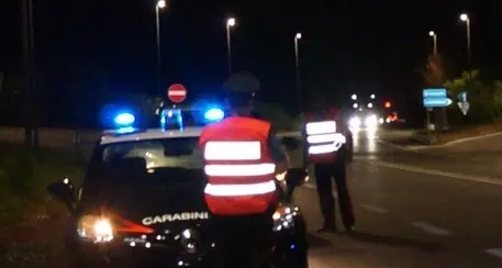 Piacenza, seduti in strada si levano all'ultimo