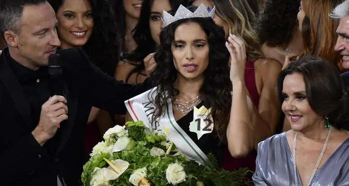 Miss Italia: spuntano foto osé, Carlotta rischia la corona